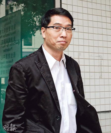 潘志文在離開法院時被問到會否參選下屆區議會,他說「要睇吓街坊意見」。(植敏欣攝) 潘志文在離開法院時被問到會否參選下屆區議會,他說「要睇吓街坊意見」。(植敏欣攝)