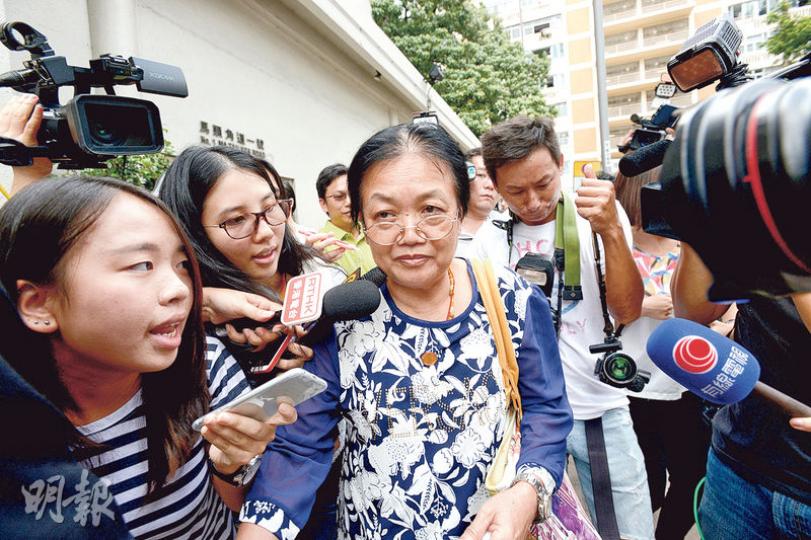 肖友懷(懷仔)外婆周紹璇(圖中)涉嫌協助及教唆他人違反逗留條件,昨日到入境處遭正式落案起訴,其後由入境處人員押送到土瓜灣檢控組調查。(黃志東攝) 肖友懷(懷仔)外婆周紹璇(圖中)涉嫌協助及教唆他人違反逗留條件,昨日到入境處遭正式落案起訴,其後由入境處人員押送到土瓜灣檢控組調查。(黃志東攝)