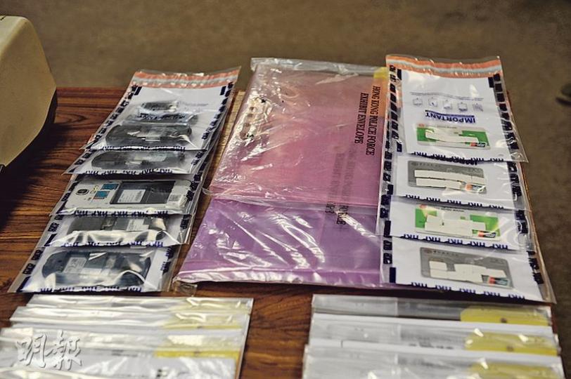 警方搗破欺詐交津集團,檢獲電腦、銀行存摺、提款卡、手提電話及公司印章等證物。(賴俊傑攝) 警方搗破欺詐交津集團,檢獲電腦、銀行存摺、提款卡、手提電話及公司印章等證物。(賴俊傑攝)