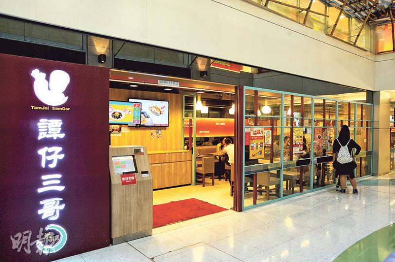 「譚仔三哥米線」屯門時代廣場分店有約100個座位,昨晚約7時的晚飯時段有約60客,有食客稱客人較平日少。(樊銳昌攝) 「譚仔三哥米線」屯門時代廣場分店有約100個座位,昨晚約7時的晚飯時段有約60客,有食客稱客人較平日少。(樊銳昌攝)