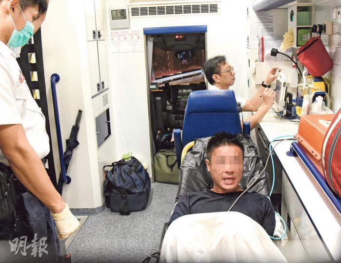 涉嫌多次潛入學校被捕的露宿者(右),疑擔心樣貌會被胡椒噴霧「損害」,多次詢問「我個樣有無變?」(蔡方山攝) 涉嫌多次潛入學校被捕的露宿者(右),疑擔心樣貌會被胡椒噴霧「損害」,多次詢問「我個樣有無變?」(蔡方山攝)