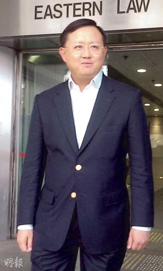 全國政協委員黃英豪(圖)昨在法庭內表現輕鬆,在庭外被問及心情表示,他對香港的司法制度有信心。(章淑廉攝) 全國政協委員黃英豪(圖)昨在法庭內表現輕鬆,在庭外被問及心情表示,他對香港的司法制度有信心。(章淑廉攝)