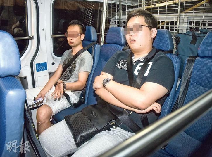 大角嘴昨凌晨發生懷疑生意糾紛引起的盜竊及藏有違禁武器案件,事後警員將疑犯、事主及目擊證人一併帶署。(蔡方山攝) 大角嘴昨凌晨發生懷疑生意糾紛引起的盜竊及藏有違禁武器案件,事後警員將疑犯、事主及目擊證人一併帶署。(蔡方山攝)