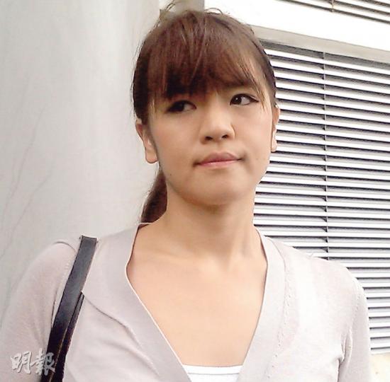 歌手龍小菌(圖)昨由經理人邵子風陪同到庭應訊。離開法院時,邵拒絕透露龍的保釋條件,稱「交咗畀律師處理,有嘢補充會通知大家」。(章淑廉攝) 歌手龍小菌(圖)昨由經理人邵子風陪同到庭應訊。離開法院時,邵拒絕透露龍的保釋條件,稱「交咗畀律師處理,有嘢補充會通知大家」。(章淑廉攝)