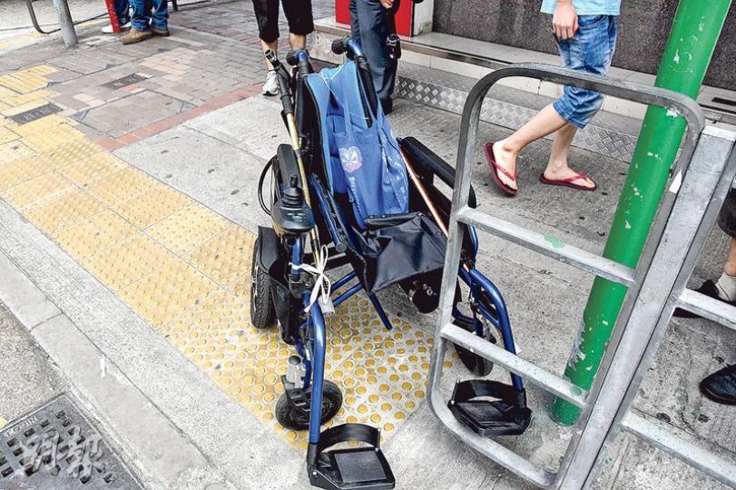 事主的電動輪椅被撞至變形,遺留在現場。(林智傑攝) 事主的電動輪椅被撞至變形,遺留在現場。(林智傑攝)