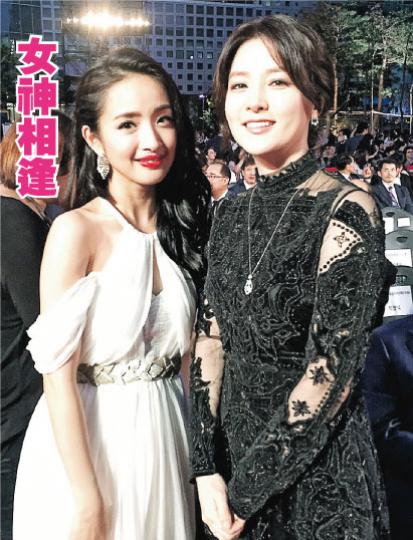 林依晨(左)與李英愛(右)兩位女神喜相逢。(微博圖片) 林依晨(左)與李英愛(右)兩位女神喜相逢。(微博圖片)