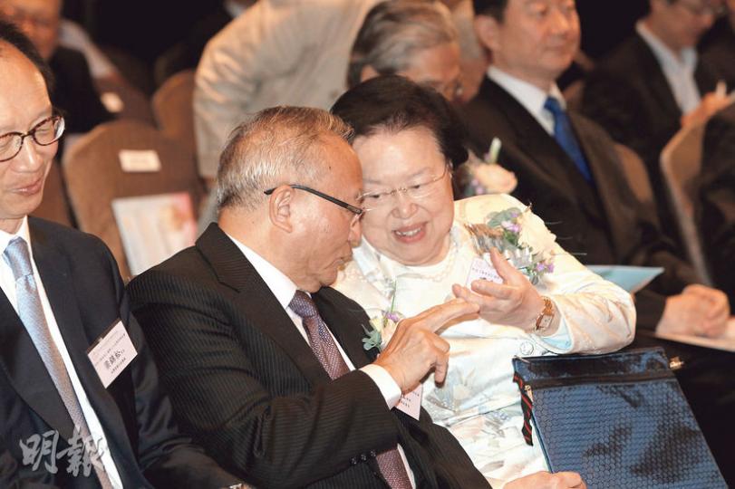 紀念基本法頒布25周年研討會上,劉兆佳(左)稱近年愈來愈多人挑戰中央權力,令中央重新強調一國兩制及基本法落實的重要。(林俊源攝) 紀念基本法頒布25周年研討會上,劉兆佳(左)稱近年愈來愈多人挑戰中央權力,令中央重新強調一國兩制及基本法落實的重要。(林俊源攝)
