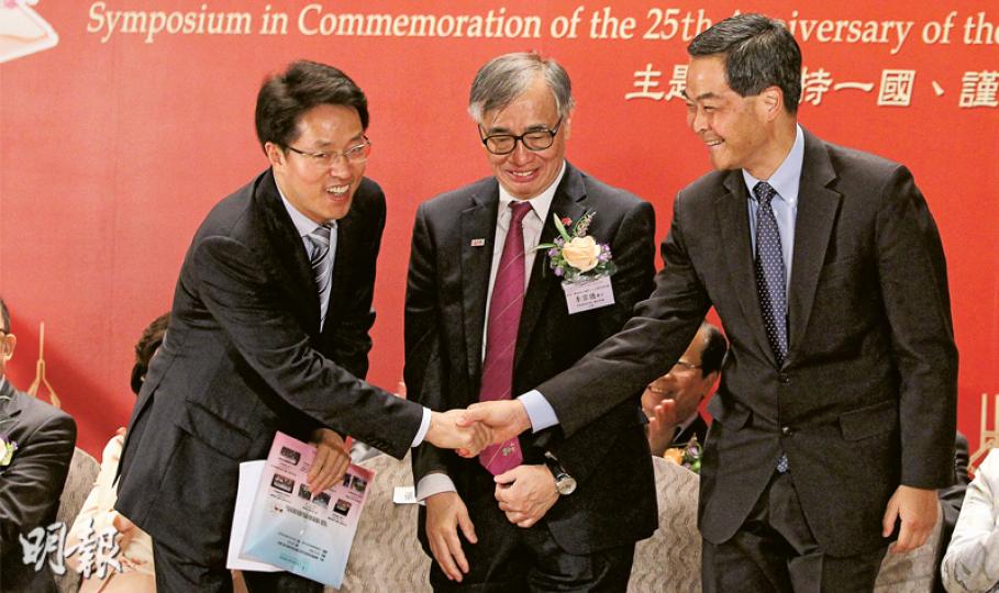 中聯辦主任張曉明(左)昨出席《基本法》頒布25周年研討會時,表示行政長官是在行政、立法、司法三權之上。右為特首梁振英,中為基本法推介聯席會議主席李宗德。(林俊源攝) 中聯辦主任張曉明(左)昨出席《基本法》頒布25周年研討會時,表示行政長官是在行政、立法、司法三權之上。右為特首梁振英,中為基本法推介聯席會議主席李宗德。(林俊源攝)