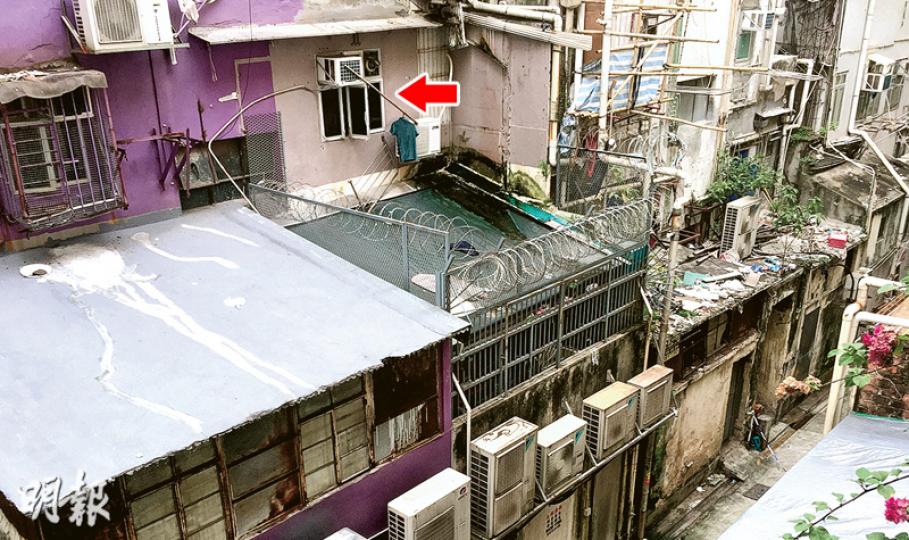 兩名墮樓事主從1樓非法賭檔單位窗口(箭嘴示)爬出逃走時,雙雙失足墮下綠色帆布簷篷下店舖天井,釀成一死一傷。(林智傑攝)探員調查期間,從非法賭檔單位探頭出窗查看單位外牆金屬晾衫架損毁,疑是兩人攀窗逃走時踏毁。(林智傑攝)疑因攀窗逃避警方追捕墮樓死亡男子,遺體由仵工舁走(圖),等候進一步驗屍確定死因;另一墮樓受傷男子送院經搶救後,情况嚴重。(鄧宗弘攝) 兩名墮樓事主從1樓非法賭檔單位窗口(箭嘴示)爬出逃走時,雙雙失足墮下綠色帆布簷篷下店舖天井,釀成一死一傷。(林智傑攝)探員調查期間,從非法賭檔單位探頭出窗查看單位外牆金屬晾衫架損毁,疑是兩人攀窗逃走時踏毁。(林智傑攝)疑因攀窗逃避警方追捕墮樓死亡男子,遺體由仵工舁走(圖),等候進一步驗屍確定死因;另一墮樓受傷男子送院經搶救後,情况嚴重。(鄧宗弘攝)