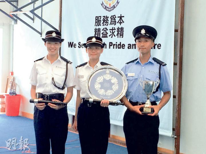 獲頒施禮榮盾、榮譽警棍及警務處長學業成績優異證書的見習督察戴寶兒(中)說,警方在協調大眾與示威者利益時必然會「夾喺中間」,但只要抱着幫助市民的信念而行,相信不會影響警民關係。圖左為獲頒榮譽警棍的見習督察李易霖、圖右為獲頒薛富盃及銀笛的結業學員劉遠強。(黃文雋攝) 獲頒施禮榮盾、榮譽警棍及警務處長學業成績優異證書的見習督察戴寶兒(中)說,警方在協調大眾與示威者利益時必然會「夾喺中間」,但只要抱着幫助市民的信念而行,相信不會影響警民關係。圖左為獲頒榮譽警棍的見習督察李易霖、圖右為獲頒薛富盃及銀笛的結業學員劉遠強。(黃文雋攝)