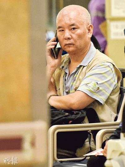 遭男乘客毆打受傷的士司機,由救護車送院經治理後,未有大礙;事後他接受傳媒查詢,講述事發經過。(蔡方山攝) 遭男乘客毆打受傷的士司機,由救護車送院經治理後,未有大礙;事後他接受傳媒查詢,講述事發經過。(蔡方山攝)