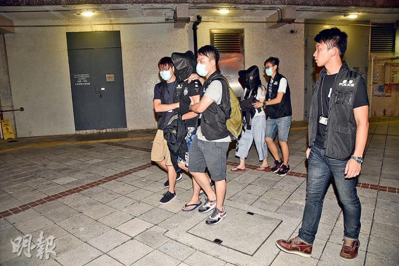 警方在天水圍拘捕一對涉嫌販毒的情侶,將兩人押走扣查。(蔡方山攝) 警方在天水圍拘捕一對涉嫌販毒的情侶,將兩人押走扣查。(蔡方山攝)