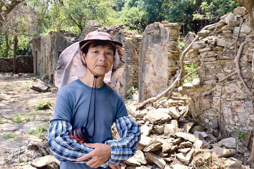 東平洲奶頭村村長袁照昌指自從東平洲被納入地質公園後,維修祖屋工程被政府叫停,或要偷偷摸摸地進行。圖後方為數間日久失修而倒塌的村屋。(黃文雋攝) 東平洲奶頭村村長袁照昌指自從東平洲被納入地質公園後,維修祖屋工程被政府叫停,或要偷偷摸摸地進行。圖後方為數間日久失修而倒塌的村屋。(黃文雋攝)
