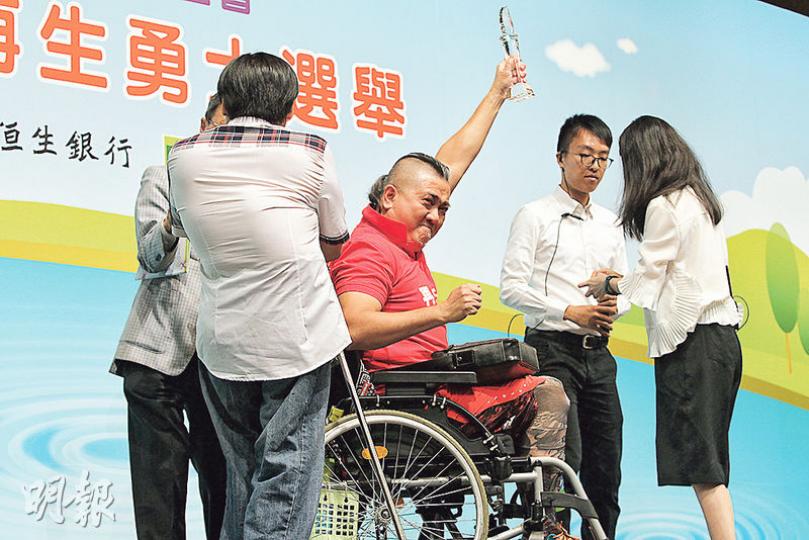 另一名再生勇士仇健明(紅衣者)兩年前因食肉菌感染而被截去雙腿,生命一度陷入低谷,但在親友支持下,他不斷分享經歷,並成為香港復康力量的董事。(林俊源攝) 另一名再生勇士仇健明(紅衣者)兩年前因食肉菌感染而被截去雙腿,生命一度陷入低谷,但在親友支持下,他不斷分享經歷,並成為香港復康力量的董事。(林俊源攝)