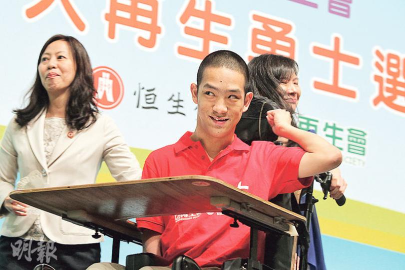 24歲的區皓鈞患大腦麻痹症,僅頭部可活動,要透過電子儀器代言。他以頭顱按鍵打字與外界溝通,並花5年寫下科幻小說,追尋作家夢。(林俊源攝) 24歲的區皓鈞患大腦麻痹症,僅頭部可活動,要透過電子儀器代言。他以頭顱按鍵打字與外界溝通,並花5年寫下科幻小說,追尋作家夢。(林俊源攝)