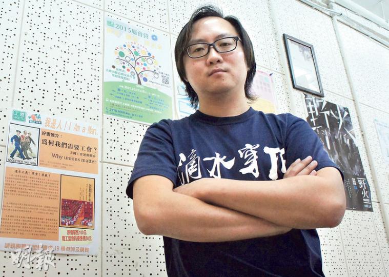 現為職工盟教育幹事的何偉航,過去兩年參與工會培訓工作,察覺工會形象「老套」、難吸引年輕人加入,近期製作工運大碟,務求令工運方式年輕化。(梁杏怡攝) 現為職工盟教育幹事的何偉航,過去兩年參與工會培訓工作,察覺工會形象「老套」、難吸引年輕人加入,近期製作工運大碟,務求令工運方式年輕化。(梁杏怡攝)