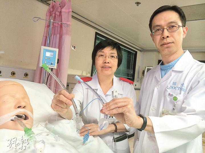 東區醫院深切治療部副顧問醫生劉俊穎(右)手持的新款呼吸機氣喉,其「超薄膜」氣囊厚度為10微米,較該院深切治療部顧問護師蘇杏梅(左)手持的舊款氣囊薄至少八成。(梁杏怡攝) 東區醫院深切治療部副顧問醫生劉俊穎(右)手持的新款呼吸機氣喉,其「超薄膜」氣囊厚度為10微米,較該院深切治療部顧問護師蘇杏梅(左)手持的舊款氣囊薄至少八成。(梁杏怡攝)