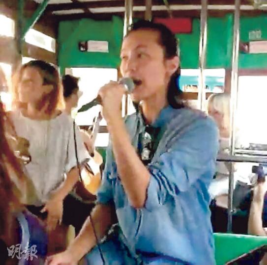 阿詩在電車旅程中獻唱多首歌曲。(攝影/記者﹕孫慧莊)何韻詩(右)以這部電車舉行小型音樂會。(攝影/記者﹕孫慧莊) 阿詩在電車旅程中獻唱多首歌曲。(攝影/記者﹕孫慧莊)何韻詩(右)以這部電車舉行小型音樂會。(攝影/記者﹕孫慧莊)