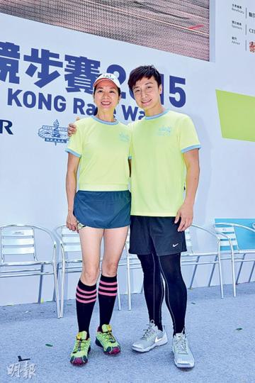 鄭文雅與方力申都愛好運動,昨日兩人出席競步賽。(攝影鎅O者:梁迺楠)鄭文雅衝線時舉起V字手勢。(攝影鎅O者:梁迺楠) 鄭文雅與方力申都愛好運動,昨日兩人出席競步賽。(攝影鎅O者:梁迺楠)鄭文雅衝線時舉起V字手勢。(攝影鎅O者:梁迺楠)