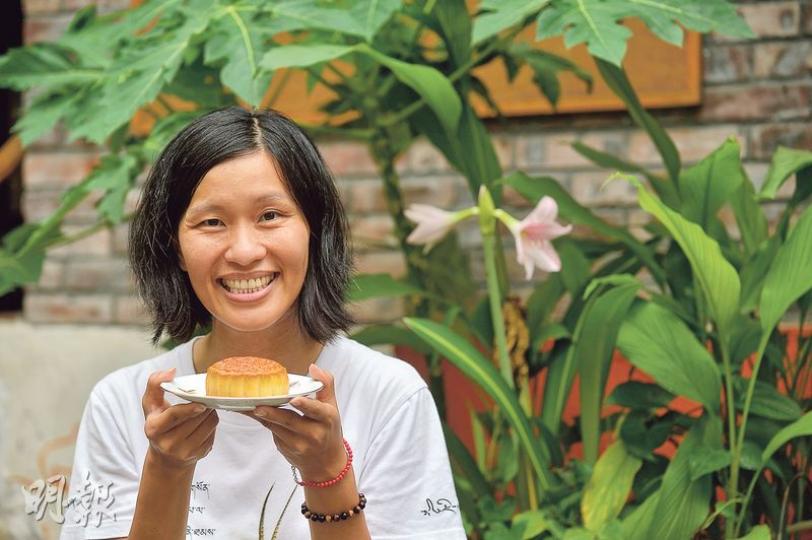 土作坊創辦人之一鄭淑貞指出,要令食品暢銷,也要別出心裁,例如端陽糉是以糙米包裹,較傳統所用的糯米容易消化。(攝影:鄧宗弘)(明報製圖)(攝影:鄧宗弘) 土作坊創辦人之一鄭淑貞指出,要令食品暢銷,也要別出心裁,例如端陽糉是以糙米包裹,較傳統所用的糯米容易消化。(攝影:鄧宗弘)(明報製圖)(攝影:鄧宗弘)