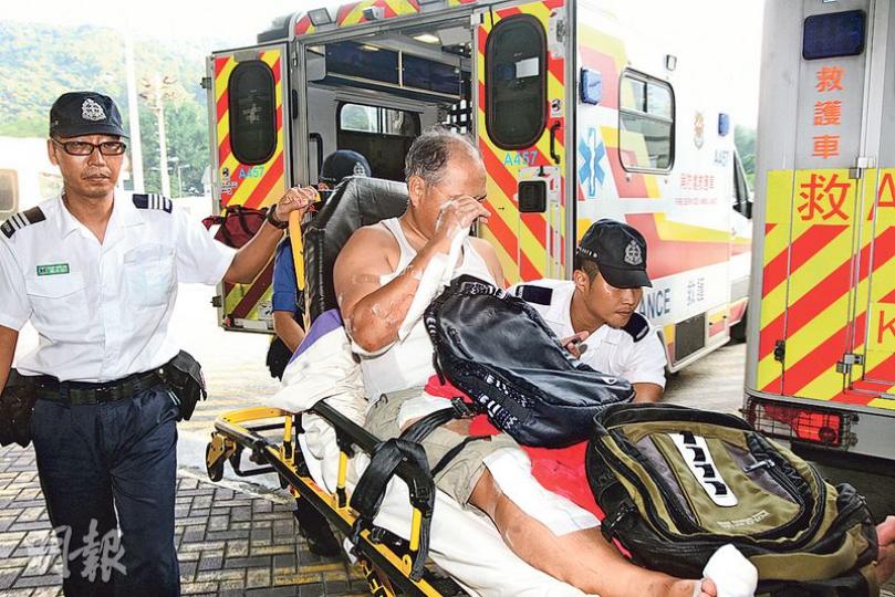 翻舢舨意外中,3名墮海男子由趕至水警及消防船救起送院,其中一人證實死亡,其餘兩人受輕傷。(伍浦鋒攝)一名水警在救援期間頭部及手肘撞傷(右)送院。(伍浦鋒攝) 翻舢舨意外中,3名墮海男子由趕至水警及消防船救起送院,其中一人證實死亡,其餘兩人受輕傷。(伍浦鋒攝)一名水警在救援期間頭部及手肘撞傷(右)送院。(伍浦鋒攝)