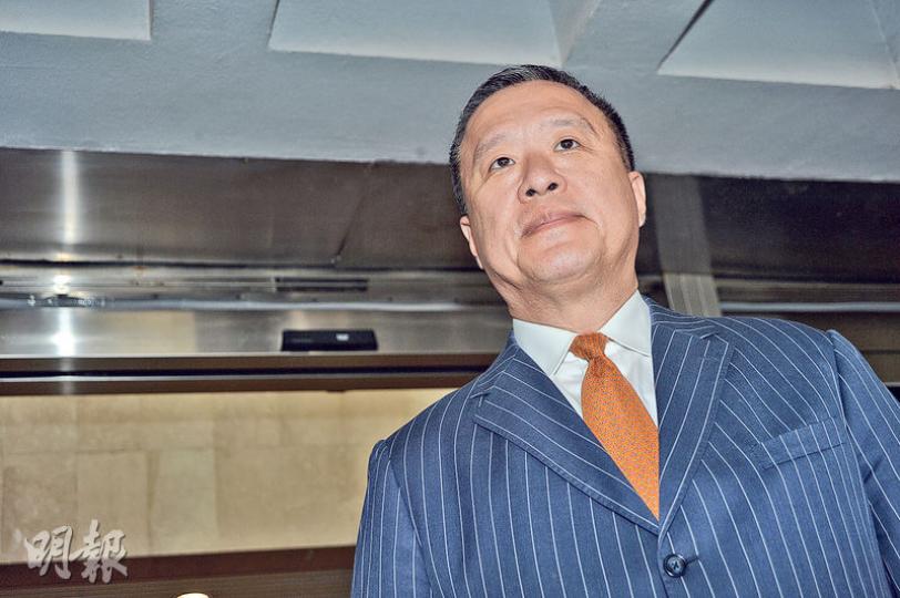 行會前成員張震遠(圖),昨繫上橙色「戰呔」到庭,離開法庭時神情繃緊。對於梁振英有否與他聯絡、是否覺得拖累對方等問題,他一概不回應。(蘇智鑫攝) 行會前成員張震遠(圖),昨繫上橙色「戰呔」到庭,離開法庭時神情繃緊。對於梁振英有否與他聯絡、是否覺得拖累對方等問題,他一概不回應。(蘇智鑫攝)