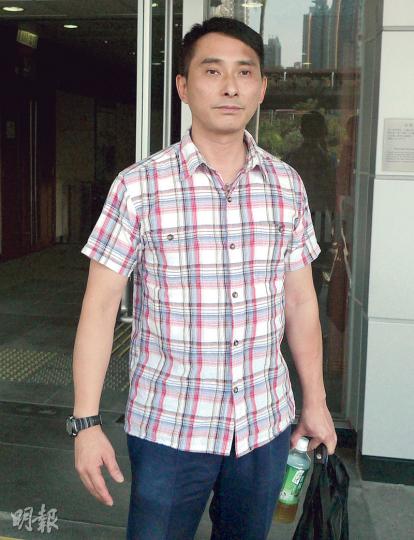 警長邱敬文(圖)強調有警告及口頭表示拘捕,才拘捕陳和鄺健成。他強調警告陳之後,陳亦踢他的右腿脛部兩次。(何偉畧攝) 警長邱敬文(圖)強調有警告及口頭表示拘捕,才拘捕陳和鄺健成。他強調警告陳之後,陳亦踢他的右腿脛部兩次。(何偉畧攝)