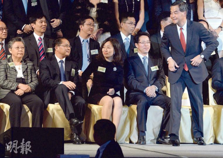 中聯辦主任張曉明(前排右二)昨晚出席青年聯會新一屆就職典禮時未有回應提問。同場的人大常委范徐麗泰(前排左一)則說相信張是內地官員,在「特首超然論」的表述上有文化差異。特首梁振英(前排右一)亦有出席活動並致辭,預料他今日召開行政會議前會回應張的言論。(劉焌陶攝) 中聯辦主任張曉明(前排右二)昨晚出席青年聯會新一屆就職典禮時未有回應提問。同場的人大常委范徐麗泰(前排左一)則說相信張是內地官員,在「特首超然論」的表述上有文化差異。特首梁振英(前排右一)亦有出席活動並致辭,預料他今日召開行政會議前會回應張的言論。(劉焌陶攝)