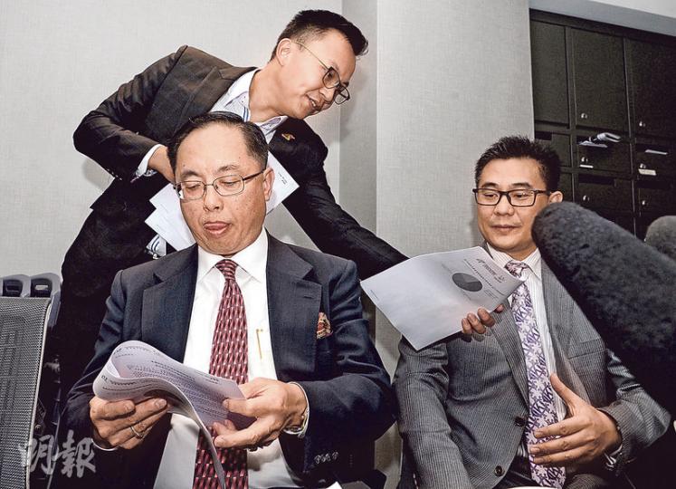 行政長官創新及科技顧問楊偉雄(前左),獲資訊科技業界邀請擔任訪京團榮譽團長,政府資訊科技總監楊德斌(前右)任團長,香港軟件行業協會會長楊全盛(後)則任副團長,與業界代表約50人今日訪京。(劉焌陶攝) 行政長官創新及科技顧問楊偉雄(前左),獲資訊科技業界邀請擔任訪京團榮譽團長,政府資訊科技總監楊德斌(前右)任團長,香港軟件行業協會會長楊全盛(後)則任副團長,與業界代表約50人今日訪京。(劉焌陶攝)
