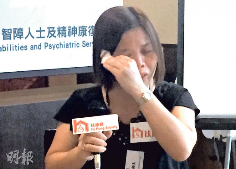 陳太的20歲兒子患有自閉症及輕度智障,她憶起照顧時的辛酸,不禁落淚。(陳顥之攝) 陳太的20歲兒子患有自閉症及輕度智障,她憶起照顧時的辛酸,不禁落淚。(陳顥之攝)