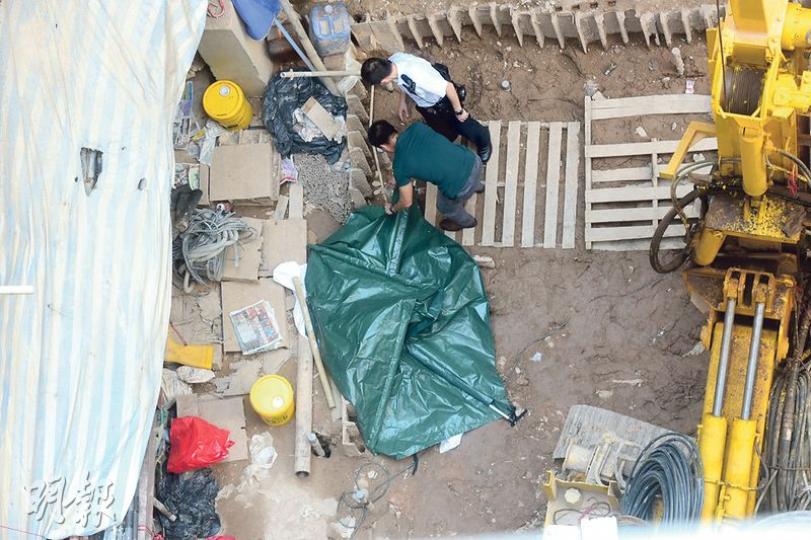 女屍昨晨被發現於砵蘭街一個重建地盤,警方調查後相信死者是由毗鄰大廈天台墮下。(黎芷欣攝) 女屍昨晨被發現於砵蘭街一個重建地盤,警方調查後相信死者是由毗鄰大廈天台墮下。(黎芷欣攝)