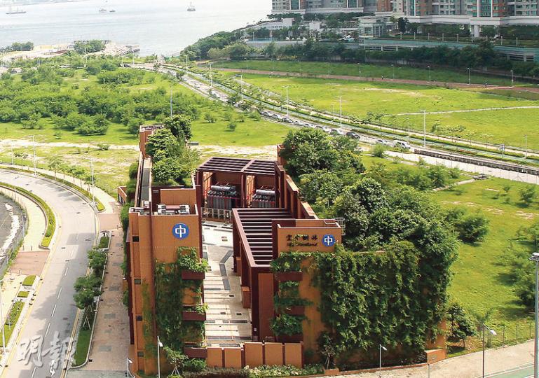 將軍澳翠嶺路變電站天台種出全港最大「空中樹林」,有別一般以草披為主的綠化天台,變電站天台種的以灌木和中、高型樹木為主。(郭慶輝攝)空中樹林種了不少港人熟悉的樹木,如逾20呎高的「土沉香」。(林俊源攝)港大地理系教授詹志勇(左)及中電輸電及供電業務部副總監張寶中(右)拿着的是本地樹木餘甘子的果實,可生津解渴。空中樹林也種有餘甘子。(林俊源攝) 將軍澳翠嶺路變電站天台種出全港最大「空中樹林」,有別一般以草披為主的綠化天台,變電站天台種的以灌木和中、高型樹木為主。(郭慶輝攝)空中樹林種了不少港人熟悉的樹木,如逾20呎高的「土沉香」。(林俊源攝)港大地理系教授詹志勇(左)及中電輸電及供電業務部副總監張寶中(右)拿着的是本地樹木餘甘子的果實,可生津解渴。空中樹林也種有餘甘子。(林俊源攝)