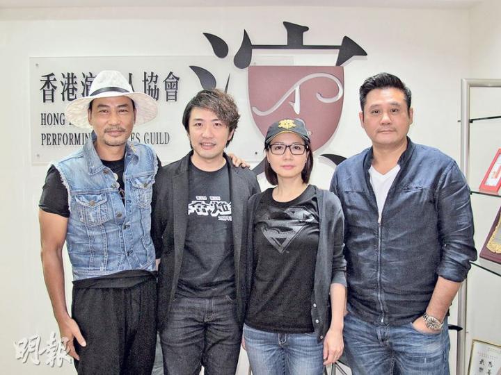 胡櫻汶(右二)於任達華(左起)、張崇德及麥長青陪同下,於演協會址召開記者會,否認丈夫李文標(下圖)就「向無綫索償追討」設置短訊群組。(攝影/記者:柯美) 胡櫻汶(右二)於任達華(左起)、張崇德及麥長青陪同下,於演協會址召開記者會,否認丈夫李文標(下圖)就「向無綫索償追討」設置短訊群組。(攝影/記者:柯美)