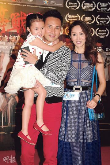 林文龍與太太郭可盈、女兒津津一家三口出席首映禮,拍照時津津攬實父親兼面貼面,非常可愛。(攝影:孫華中)林熹瞳表示下部電影不再當女主角,只會專注寫劇本。(攝影:孫華中)譚耀文開心主演的電影獲得多個獎項。(攝影:孫華中) 林文龍與太太郭可盈、女兒津津一家三口出席首映禮,拍照時津津攬實父親兼面貼面,非常可愛。(攝影:孫華中)林熹瞳表示下部電影不再當女主角,只會專注寫劇本。(攝影:孫華中)譚耀文開心主演的電影獲得多個獎項。(攝影:孫華中)