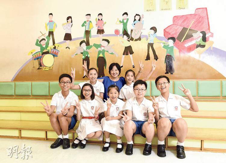 保良局黃永樹小學提供多元化課外活動,提供更多機會讓學生發展不同潛能。(陳淑安攝)曾碧霞校長相信,每個學生總能在學術或體藝方面,發展一樣強項。(陳淑安攝)學校設有小小藝術家計劃,提升學生的藝術創作技巧。(陳淑安攝)一至三年級語文課以圖書取代教科書,令課堂更生動之餘,亦培養學生閱讀習慣。(陳淑安攝)多元化的課外活動,包括中國鼓。(陳淑安攝)中國舞隊舞技精湛,經常獲獎。(陳淑安攝)溫室花園綠化校園之餘,亦提供學習環保知識的地方。(陳淑安攝)教師團隊設計資優保底校本課程,左起為梁翠薇主任(課程發展)、周 保良局黃永樹小學提供多元化課外活動,提供更多機會讓學生發展不同潛能。(陳淑安攝)曾碧霞校長相信,每個學生總能在學術或體藝方面,發展一樣強項。(陳淑安攝)學校設有小小藝術家計劃,提升學生的藝術創作技巧。(陳淑安攝)一至三年級語文課以圖書取代教科書,令課堂更生動之餘,亦培養學生閱讀習慣。(陳淑安攝)多元化的課外活動,包括中國鼓。(陳淑安攝)中國舞隊舞技精湛,經常獲獎。(陳淑安攝)溫室花園綠化校園之餘,亦提供學習環保知識的地方。(陳淑安攝)教師團隊設計資優保底校本課程,左起為梁翠薇主任(課程發展)、周
