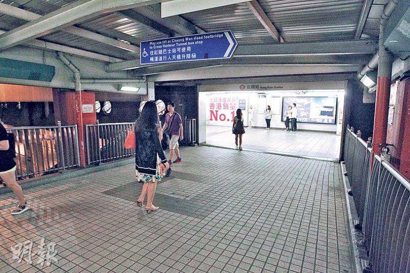 上訴人黃宗成事發時在紅磡港鐵站A1出口行人天橋彈結他和吹口琴,並以揚聲器廣播,警員指聲音大至刺耳。(林俊源攝) 上訴人黃宗成事發時在紅磡港鐵站A1出口行人天橋彈結他和吹口琴,並以揚聲器廣播,警員指聲音大至刺耳。(林俊源攝)