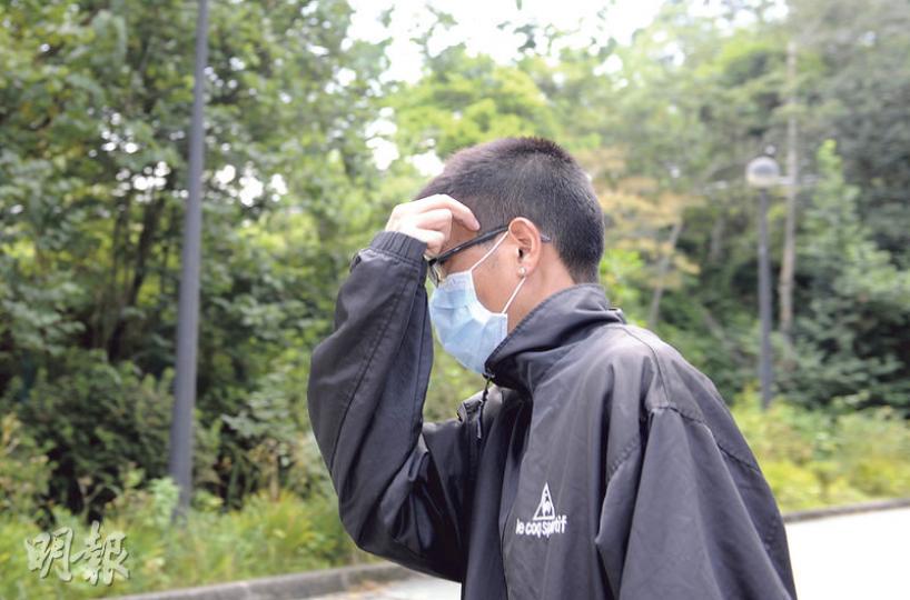 死者親友昨晨到殮房辦理認屍手續,包括男童父親盧志良(圖)。(賴俊傑攝) 死者親友昨晨到殮房辦理認屍手續,包括男童父親盧志良(圖)。(賴俊傑攝)