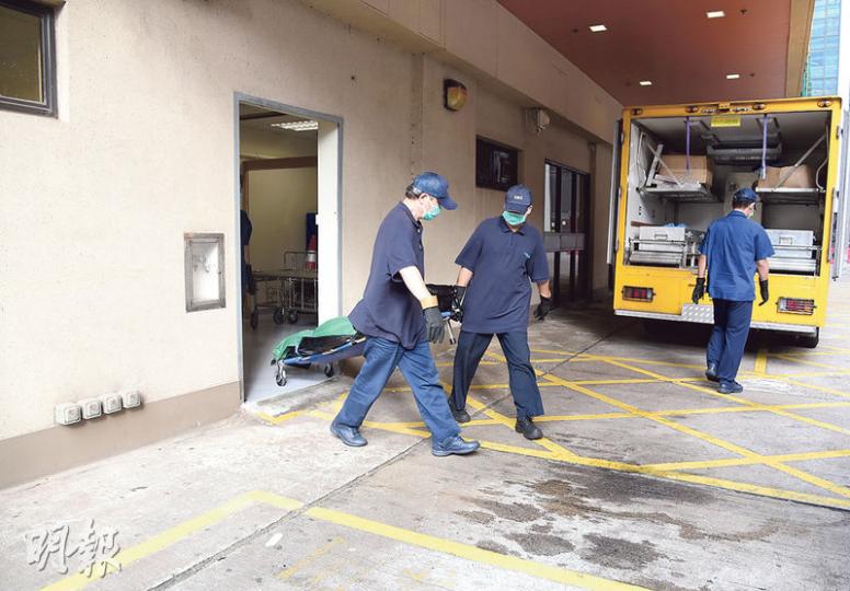 因嗜好賭波致欠債約60萬元的男子跳樓亡,遺體由仵工舁往殮房。(葉真真攝) 因嗜好賭波致欠債約60萬元的男子跳樓亡,遺體由仵工舁往殮房。(葉真真攝)