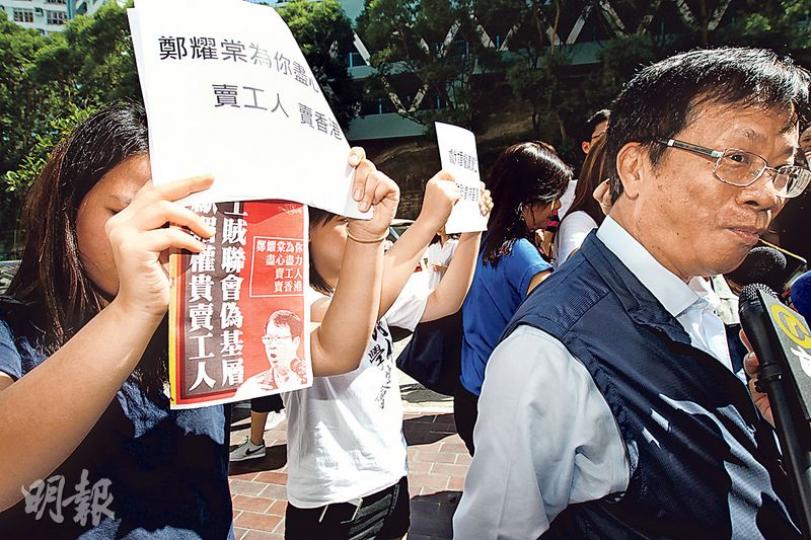 工聯會鄭耀棠(右)去樹仁大學講talk,會前接受傳媒訪問時被幾個學生抗議,喺佢背後高舉諷刺工聯會「賣工人」等紙張,但佢哋無大吵大鬧嘈住棠哥回應提問,喺會場內亦再無人抗議。(李紹昌攝) 工聯會鄭耀棠(右)去樹仁大學講talk,會前接受傳媒訪問時被幾個學生抗議,喺佢背後高舉諷刺工聯會「賣工人」等紙張,但佢哋無大吵大鬧嘈住棠哥回應提問,喺會場內亦再無人抗議。(李紹昌攝)