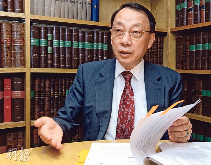 大律師公會前主席、資深大律師陳景生畢業於港大法律學院,他與前院長陳文敏相識多年,認為對方毫無疑問適合做副校長。陳文敏早前捲入捐款風波,被指做法不符合預期標準,陳景生特意打印審核報告閱讀,但稱閱畢仍不明白陳文敏錯在何處。(劉焌陶攝) 大律師公會前主席、資深大律師陳景生畢業於港大法律學院,他與前院長陳文敏相識多年,認為對方毫無疑問適合做副校長。陳文敏早前捲入捐款風波,被指做法不符合預期標準,陳景生特意打印審核報告閱讀,但稱閱畢仍不明白陳文敏錯在何處。(劉焌陶攝)
