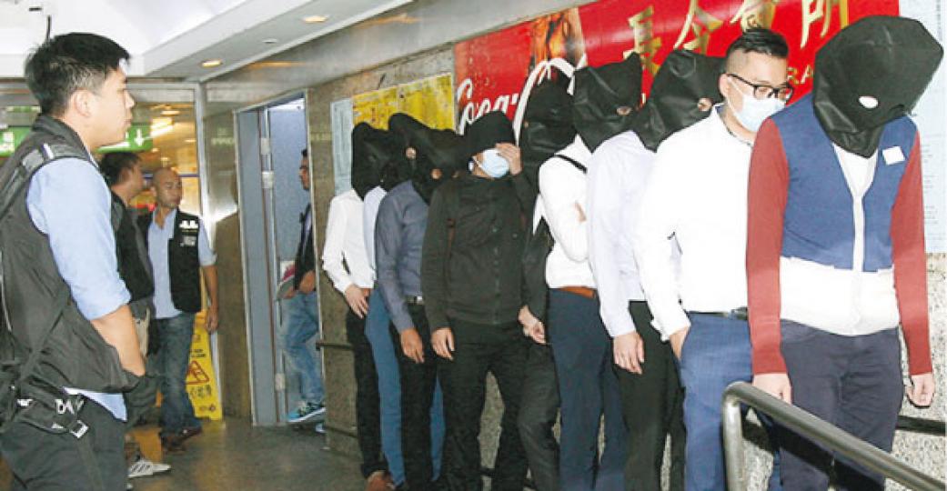 警方在尖沙嘴目標中介人公司內,拘捕28人及檢獲大批證物帶署扣查。(伍浦鋒攝) 警方在尖沙嘴目標中介人公司內,拘捕28人及檢獲大批證物帶署扣查。(伍浦鋒攝)