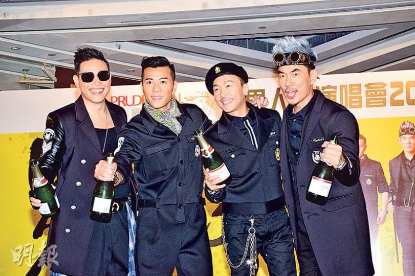 「男人幫」蘇永康(左起)、梁漢文、黃家強及任賢齊開定香檳,預祝演唱會成功。(攝影﹕梁迺楠) 「男人幫」蘇永康(左起)、梁漢文、黃家強及任賢齊開定香檳,預祝演唱會成功。(攝影﹕梁迺楠)
