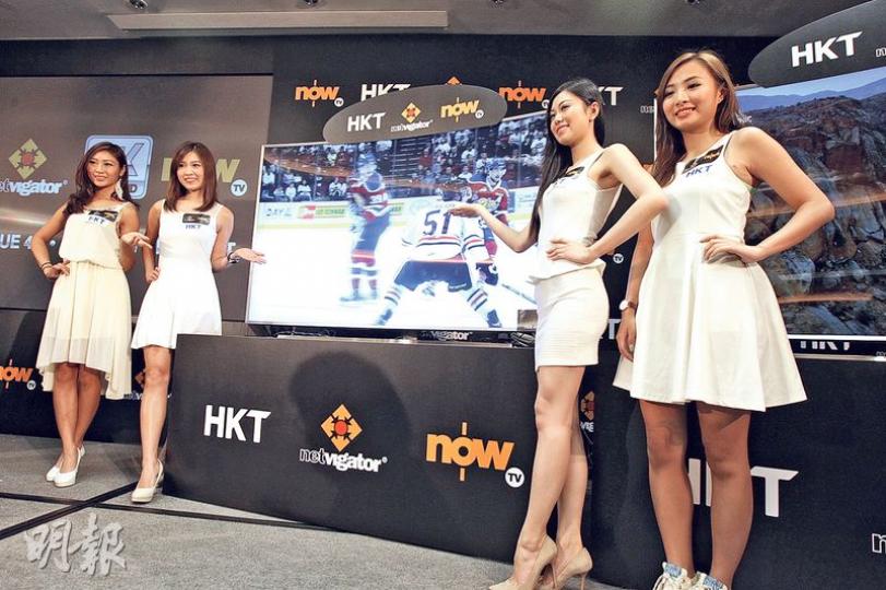 香港電訊推出4K超高清電視服務,在發布會上用大屏幕展示4K裝置帶來的超高清效果體驗,更請來一眾美女站台。(李紹昌攝) 香港電訊推出4K超高清電視服務,在發布會上用大屏幕展示4K裝置帶來的超高清效果體驗,更請來一眾美女站台。(李紹昌攝)