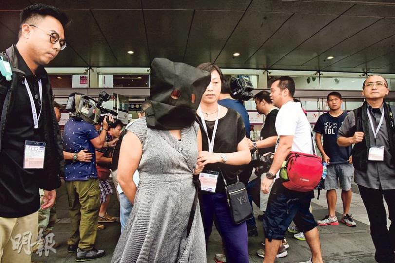 昨在亞洲博覽館首日舉行的「香港珠寶首飾展覽會」,警員在場外發現一名身懷假鑽石的可疑內地女子,以涉嫌「外出時身懷盜竊工具」罪名將她拘捕。(鍾炳然攝)探員在一名可疑內地女子身上檢獲一粒直徑1厘米的假鑽石,懷疑她用作「偷龍轉鳳」犯案之用。(鍾炳然攝) 昨在亞洲博覽館首日舉行的「香港珠寶首飾展覽會」,警員在場外發現一名身懷假鑽石的可疑內地女子,以涉嫌「外出時身懷盜竊工具」罪名將她拘捕。(鍾炳然攝)探員在一名可疑內地女子身上檢獲一粒直徑1厘米的假鑽石,懷疑她用作「偷龍轉鳳」犯案之用。(鍾炳然攝)