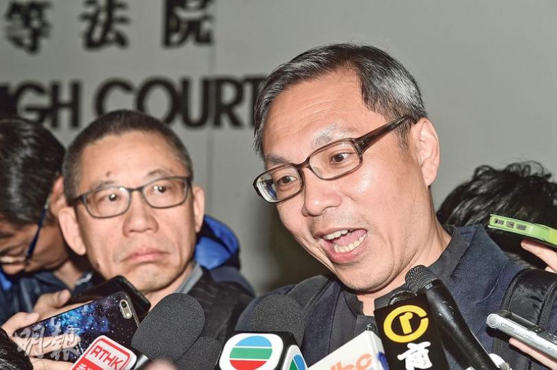 案發時分別任職蘋果日報及爽報總編輯的張劍虹(右)及李彭基(左),昨被判罰款後於法院外會見記者。張表示尊重法庭判決,並承認自己把關不力,「就算公司唔懲處,自己都要反省」,又稱會汲取教訓。他認為律政司「唔應該告記者」,因為記者不是有權決定出版的人,決策權在總編輯手上。(鄧宗弘攝)蘋果日報社長葉一堅(圖)昨現身高院,旁聽蘋果日報及爽報藐視法庭案件的判刑,全程笑容滿面。(李紹昌攝)同樣被控藐視法庭的兩名蘋果日報記者陸羽平(後)與羅日昇(前),原定昨日向法庭申請撤銷律政司獲准起訴他們的許可,但兩人最終決定 案發時分別任職蘋果日報及爽報總編輯的張劍虹(右)及李彭基(左),昨被判罰款後於法院外會見記者。張表示尊重法庭判決,並承認自己把關不力,「就算公司唔懲處,自己都要反省」,又稱會汲取教訓。他認為律政司「唔應該告記者」,因為記者不是有權決定出版的人,決策權在總編輯手上。(鄧宗弘攝)蘋果日報社長葉一堅(圖)昨現身高院,旁聽蘋果日報及爽報藐視法庭案件的判刑,全程笑容滿面。(李紹昌攝)同樣被控藐視法庭的兩名蘋果日報記者陸羽平(後)與羅日昇(前),原定昨日向法庭申請撤銷律政司獲准起訴他們的許可,但兩人最終決定