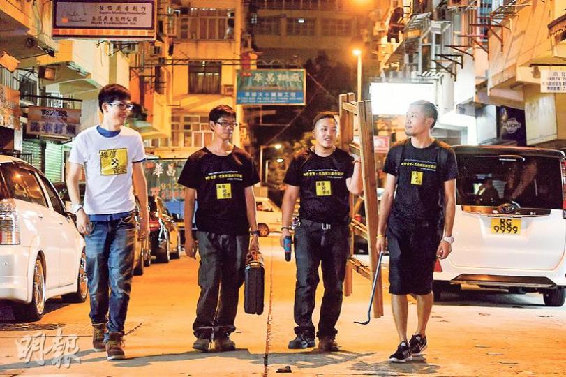 「維修香港」的師傅會自備木梯、電鑽及扳手等工具,為有需要的基層戶免費維修,他們落區時穿起印有組織名字的T恤。左起﹕發言人Max、師傅細良和文浩,以及負責宣傳的阿賢。(黃志東攝) 「維修香港」的師傅會自備木梯、電鑽及扳手等工具,為有需要的基層戶免費維修,他們落區時穿起印有組織名字的T恤。左起﹕發言人Max、師傅細良和文浩,以及負責宣傳的阿賢。(黃志東攝)