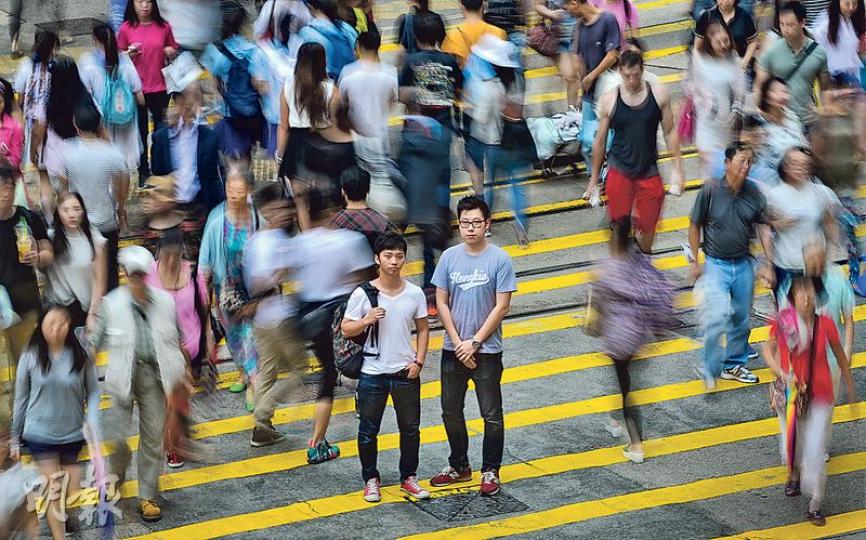 佔領運動轉眼一年,但年輕人心中火苗未滅。80後高天暉(右)、大學生劉昕雋(左)與戰友成立「八十後浪」支援其他傘後組織,在幕後實踐信念,冀為社會注入新思維。(鄧宗弘攝) 佔領運動轉眼一年,但年輕人心中火苗未滅。80後高天暉(右)、大學生劉昕雋(左)與戰友成立「八十後浪」支援其他傘後組織,在幕後實踐信念,冀為社會注入新思維。(鄧宗弘攝)