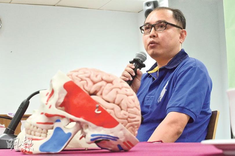 41歲的歐陽先生患腦癇20多年,高峰期每月發作8至10次,中學時曾因病發流口水遭女同學嫌棄,至去年靠中大的高頻檢測新技術找出腦癇源頭,手術後病情大有改善,更已娶妻成家。(鄧宗弘攝) 41歲的歐陽先生患腦癇20多年,高峰期每月發作8至10次,中學時曾因病發流口水遭女同學嫌棄,至去年靠中大的高頻檢測新技術找出腦癇源頭,手術後病情大有改善,更已娶妻成家。(鄧宗弘攝)