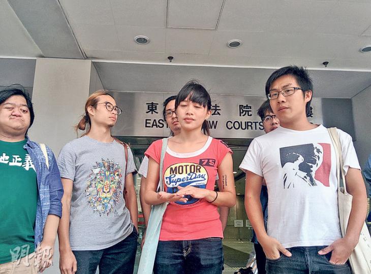 多名被告在庭外表示歡迎法庭批准傳召曾鈺成出庭作供。(植敏欣攝) 多名被告在庭外表示歡迎法庭批准傳召曾鈺成出庭作供。(植敏欣攝)