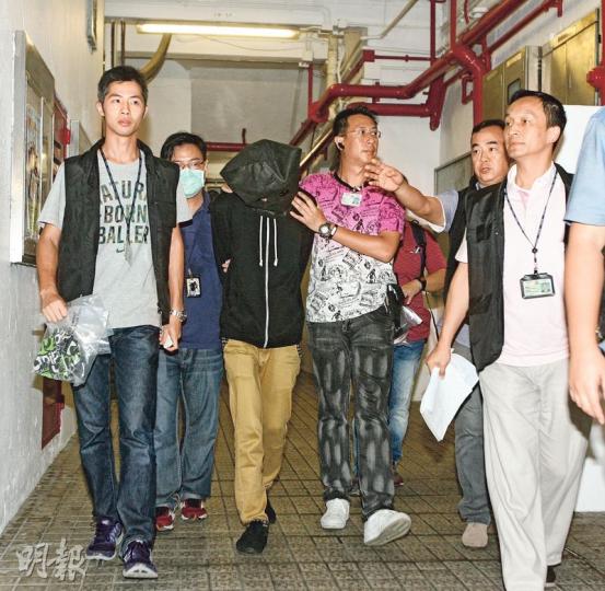 彩虹邨近數月發生至少10宗露體案,警方昨拘捕一名23歲男子,男子初步承認與案有關,被黑布蒙頭帶署調查。(伍浦鋒攝)重案組探員於疑犯寓所檢走一批衣物、拖鞋及耳筒等證物。 (伍浦鋒攝) 彩虹邨近數月發生至少10宗露體案,警方昨拘捕一名23歲男子,男子初步承認與案有關,被黑布蒙頭帶署調查。(伍浦鋒攝)重案組探員於疑犯寓所檢走一批衣物、拖鞋及耳筒等證物。 (伍浦鋒攝)